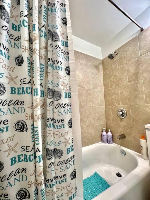 Private Room With Shared Bathroom On The 1St Floor 10 Minutes Walk To University Of Washington Сиэтл Экстерьер фото